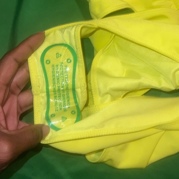 Icon Swim Yellow One Piece Swimsuit size Medium - Picture 4 of 7